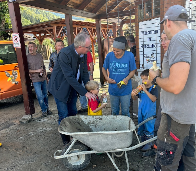 State Fire Service Councillor Stephan Pernkopf was also out and about in the Pielach Valley. (Bild: Landesführungsstab NÖ)