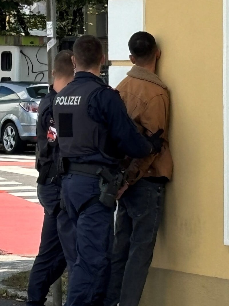 The suspect was restrained (Bild: Christoph Gantner)