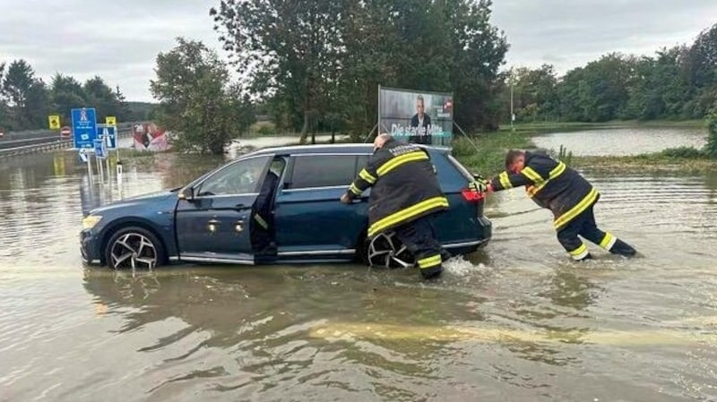 This driver needed help after ignoring the barrier at the S33 exit. (Bild: Freiwillige Feuerwehr Traismauer-Stadt)