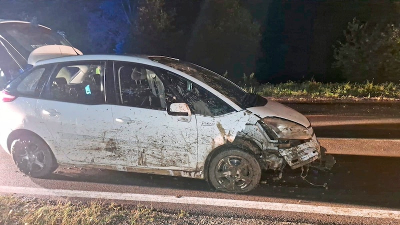 Despite being cordoned off, the driver crashed his car into a mudslide. (Bild: Freiwillige Feuerwehr Schönberg am Kamp)