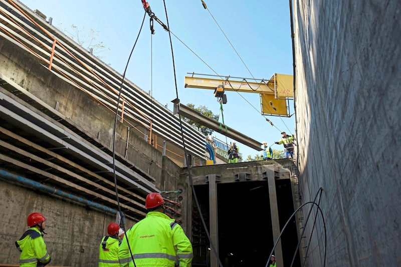 The pumping work on the U6 was completed on Wednesday evening. The area affected by the flooding was inspected and checked with several test runs. The line was reopened in the early hours of the morning (Bild: Wiener Linien/Jakob Schönfeldinger)