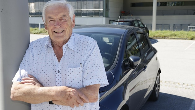 Mittlerweile ist die Autoscheibe von Franz Ebner (80) wieder repariert (Bild: Tschepp Markus)