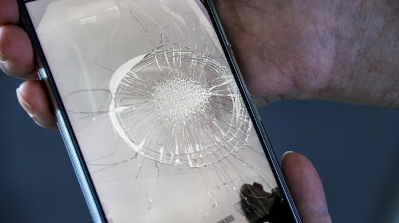 An annoying memory: Ebner still has a photo of the damage saved on his cell phone. (Bild: Tschepp Markus)