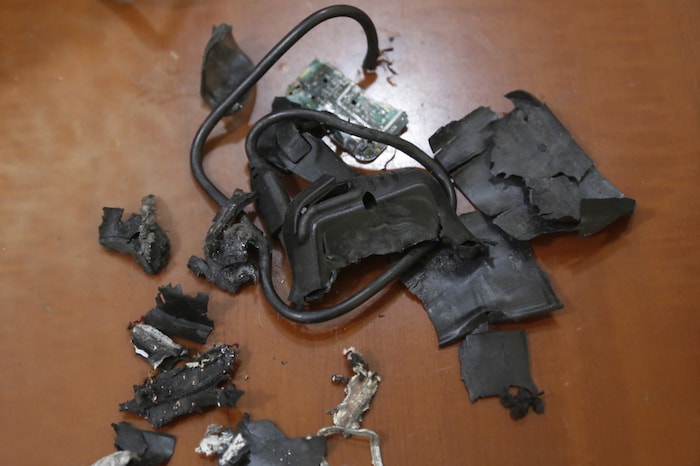 Die Überreste eines explodierten Pagers
