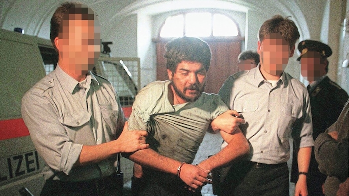 Der Terrorist Tawfik Ben Ahmed Chaovali wird nach einem Ausbruch aus der Justizanstalt Garsten ...