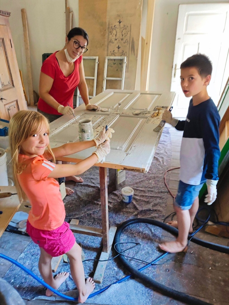 Sustainable materials and traditional craftsmanship are part of everyday life for the Moravi family, who are renovating an 800-year-old town house in Friesach and already live in it. (Bild: Jürgen Moravi BDA)