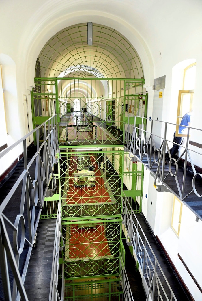 Chaovali stirbt im Hochsicherheitstrakt der berüchtigten Justizanstalt Stein, von Insassen auch ...