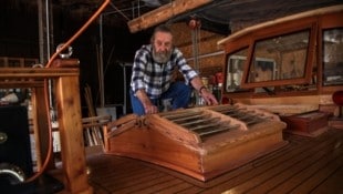 Arnold Panholzer auf dem Deck seines Schiffs: Dort ist alles selbst gebaut. (Bild: Tröster Andreas)