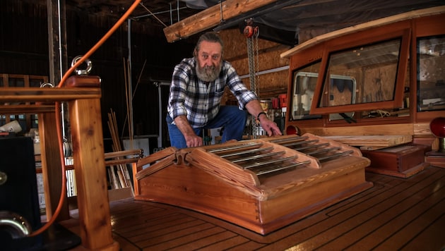 Arnold Panholzer auf dem Deck seines Schiffs: Dort ist alles selbst gebaut. (Bild: Tröster Andreas)