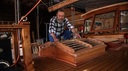 Arnold Panholzer auf dem Deck seines Schiffs: Dort ist alles selbst gebaut. (Bild: Tröster Andreas)