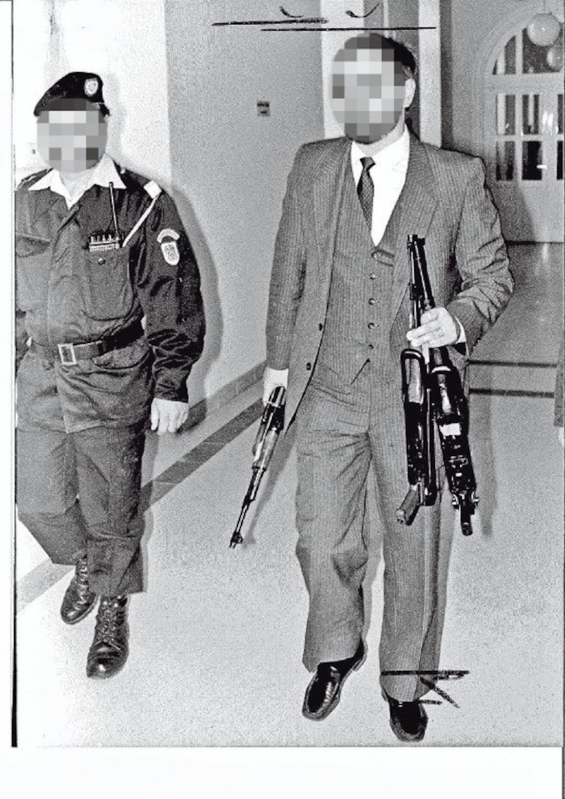 The assassins' machine guns are presented at the trial in Vienna's Landl district 37 years ago. (Bild: Kronen Zeitung)