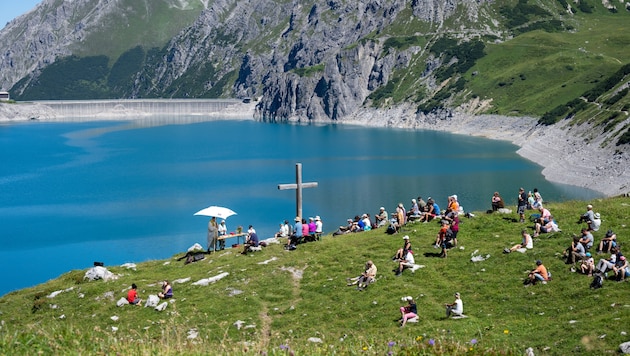 Zahlreich waren die Gläubigen zur Messe am Lünersee mit Pfarrer Tinkhauser erschienen. (Bild: Andreas Haller - KKV)