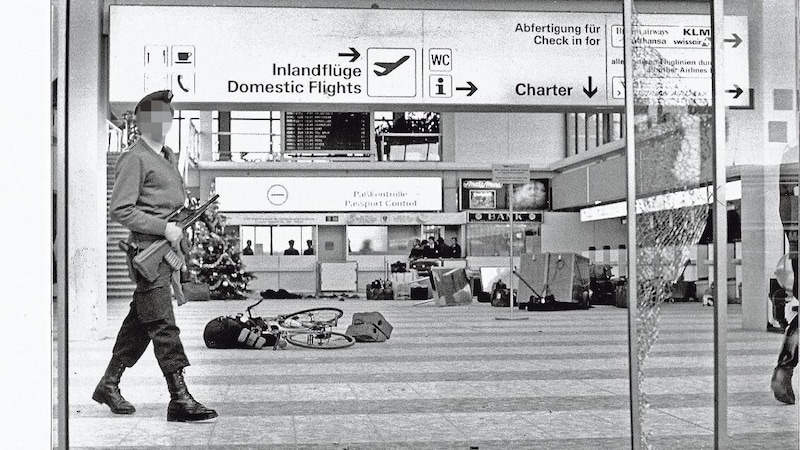 Hand grenades are thrown during the firefight in the departure hall. Three people are left dead. (Bild: Kronen Zeitung)