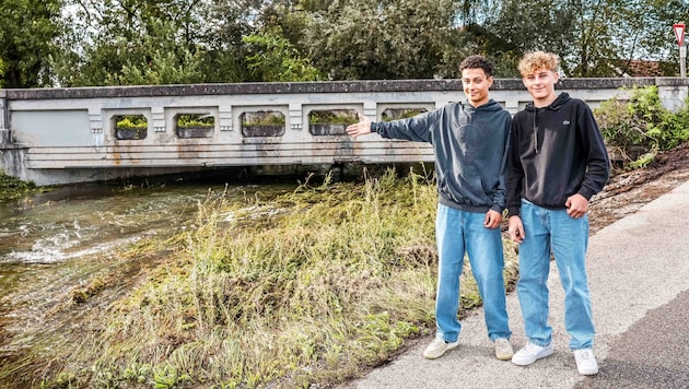 Nevio (links) und sein Freund Florian entdeckten das Auto im Wasser. (Bild: Scharinger Daniel/Pressefoto Scharinger © Daniel Scharinger)