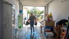 In mühsamer Arbeit wird in Böheimkirchen das Hab und Gut ins Freie getragen.