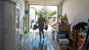 In mühsamer Arbeit wird in Böheimkirchen das Hab und Gut ins Freie getragen.