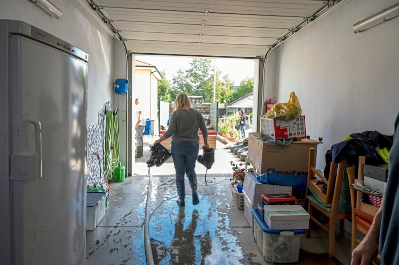 In Böheimkirchen, belongings were painstakingly carried outside. (Bild: Molnar Attila/Attila Molnar)