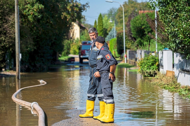 Die Feuerwehr ist im Dauereinsatz. (Bild: Molnar Attila/Attila Molnar)