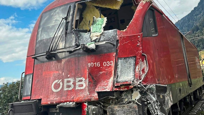 Auch der Triebwagen erlitt einen großen Schaden.
