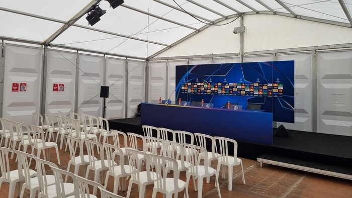 Pressekonferenz im Container.