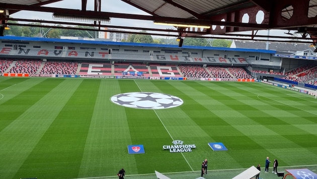 Inside, the stadium in Guingamp looks like a small, fine stadium. (Bild: krone.at/Kallinger)