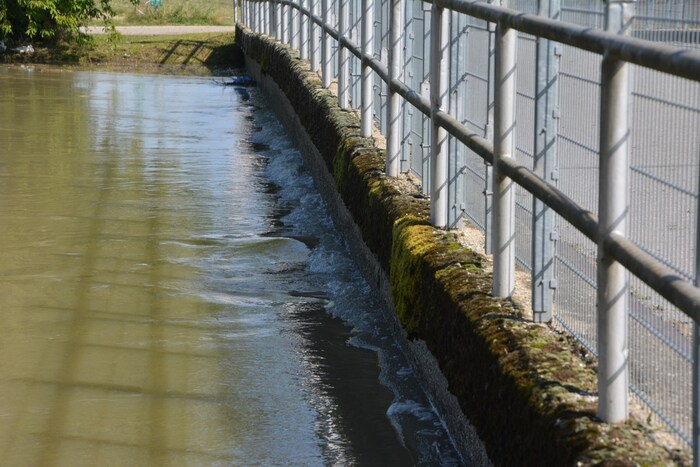 Das Wasser hat die Brücke in Zurndorf erreicht. 