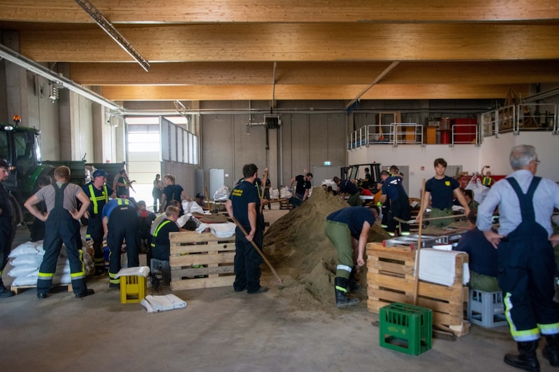 Im Feuerwehrhaus in Zurndorf werden Sandsäcke gefüllt.  (Bild: Charlotte Titz)