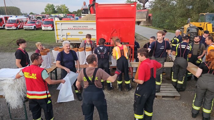 Der Katastrophenhilfsdienst füllt ebenfalls Sandsäcke. 