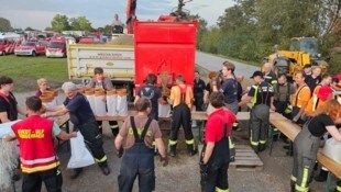 Der Katastrophenhilfsdienst füllt in Nickelsdorf Sandsäcke, um die Dämme abzusichern. 