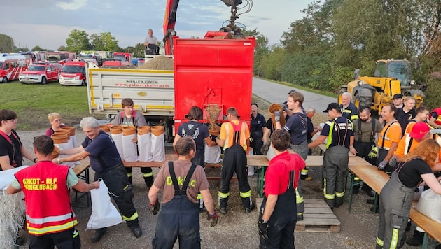 The disaster relief service is filling sandbags in Nickelsdorf to secure the dams. (Bild: Gerhard Zapfl)