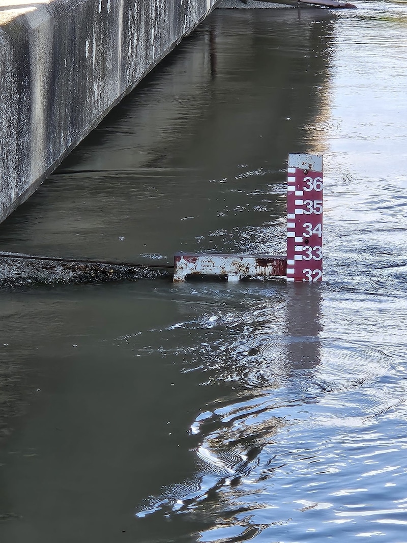 Das Wasser steigt noch immer.  (Bild: Gerhard Zapfl)