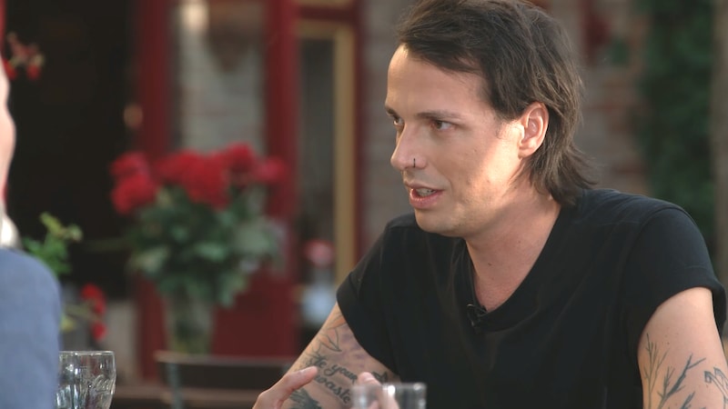 Bierpartei-Chef Dominik Wlazny im krone.tv-Talk (Bild: krone.tv)