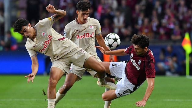 Weder mit Grazilität noch mit Erfolg haben sich Red Bull Salzburgs Kicker gegen Sparta Prag auszeichnen können ... (Bild: AFP)