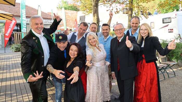 Fred Jaklitsch (links außen) mit seinen Seern. „Krone“- Chefredakteur Herrmann mit Ehefrau Karin ...