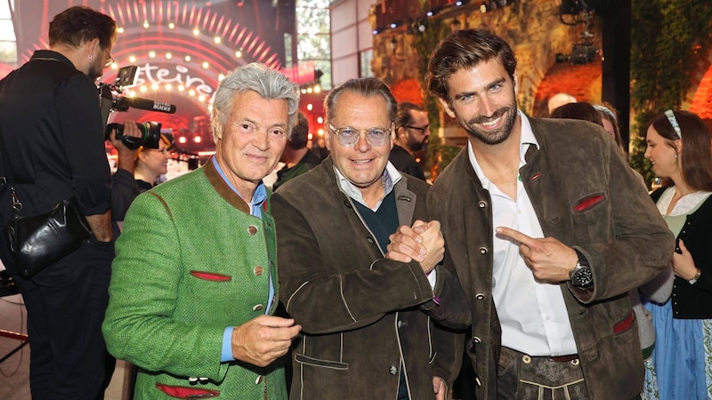 Charly and Swen Temmel with ORF Head of Entertainment Martin Gastinger (center). (Bild: Jauschowetz Christian/Christian Jauschowetz)