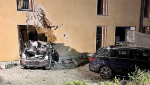 Der Fiat Abarth schlug mit voller Wucht in das Haus ein, auch ein geparktes Fahrzeug wurde ...