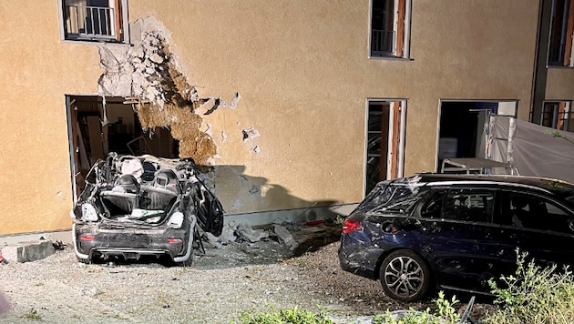 Der Fiat Abarth schlug mit voller Wucht in das Haus ein, auch ein geparktes Fahrzeug wurde schwer beschädigt. (Bild: KaPo Thurgau)