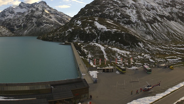 The exhausted Dutch woman was rescued by the crew of the Libelle police helicopter and flown to the Bielerhöhe. (Bild: Webcam/Bielerhöhe)