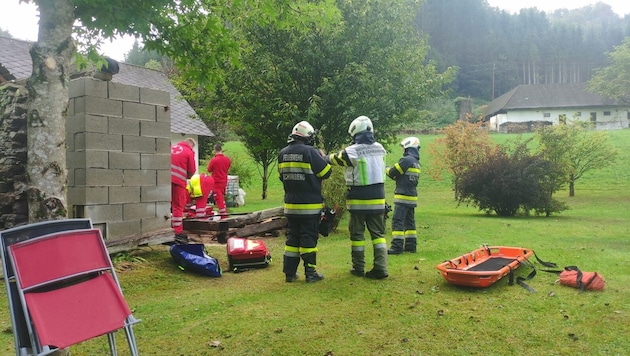 Notarzt, Sanitäter und Feuerwehr waren rasch vor Ort. (Bild: FF Bad Schwanberg)