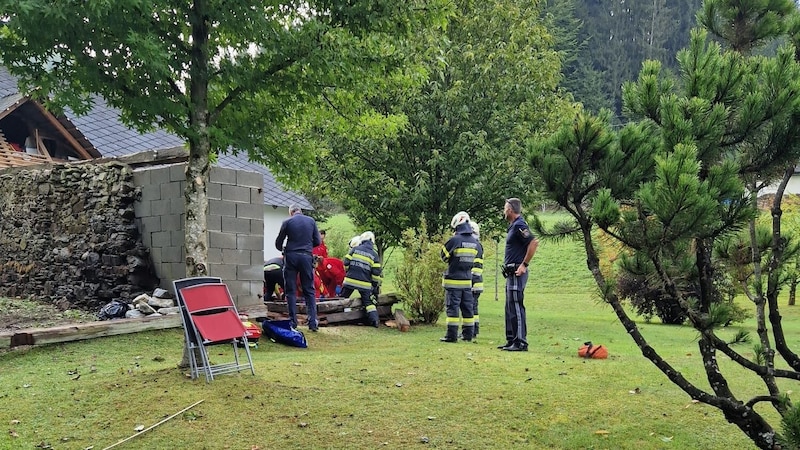 The pair set to work with a chainsaw and other heavy tools. (Bild: FF Bad Schwanberg)