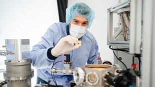 Infineon-Mitarbeiter mit Quantum-Chip (Bild: Infineon)