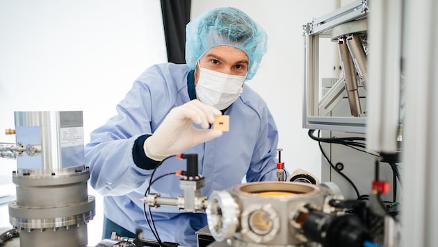 Infineon employee with quantum chip (Bild: Infineon)