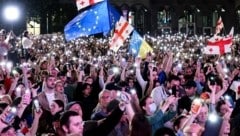 Tausende protestieren in Georgien gegen die Kreml-nahe Regierung. (Bild: GIORGI ARJEVANIDZE / AFP / picturedesk.com)