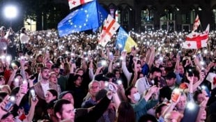 Tausende protestieren in Georgien gegen die Kreml-nahe Regierung. (Bild: GIORGI ARJEVANIDZE / AFP / picturedesk.com)