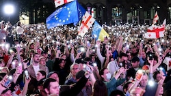 Tausende protestieren in Georgien gegen die Kreml-nahe Regierung.