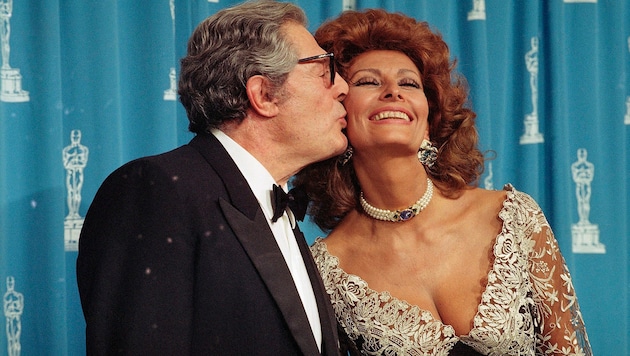 Marcello Mastroianni kisses Sophia Loren: She celebrates her 90th birthday. (Bild: picturedesk.com/Douglas Pizac / AP)