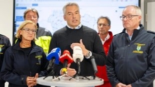 Landeshauptfrau Johanna Mikl-Leitner (li.), Bundeskanzler Karl Nehammer (Mitte) und LH-Stellvertreter Stephan Pernkopf (re.) bei einer Stellungnahme zur „Aktuellen Hochwasser-Situation in Niederösterreich“ in Tulln: „Es sind sehr viele negative Emotionen gegen die Regierenden im Spiel, die nicht plötzlich verschwinden“, erklärt Thomas Hofer. (Bild: APA/ANDY WENZEL / APA / picturedesk.com)