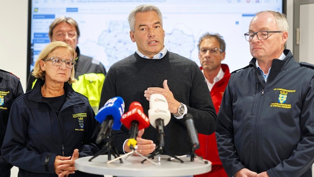 Landeshauptfrau Johanna Mikl-Leitner (li.), Bundeskanzler Karl Nehammer (Mitte) und LH-Stellvertreter Stephan Pernkopf (re.) bei einer Stellungnahme zur „Aktuellen Hochwasser-Situation in Niederösterreich“ in Tulln: „Es sind sehr viele negative Emotionen gegen die Regierenden im Spiel, die nicht plötzlich verschwinden“, erklärt Thomas Hofer. (Bild: APA/ANDY WENZEL / APA / picturedesk.com)