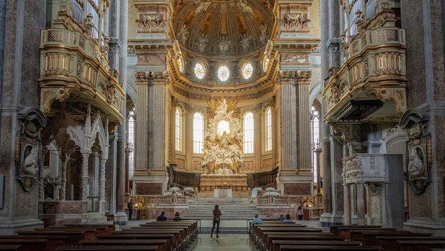 The Mayor of Naples, Gaetano Manfredi, and the Prince of Savoy, Emanuele Filiberto, grandson of the last Italian King Umberto II, were present at the solemn ceremony in Naples Cathedral. (Bild: khalid - stock.adobe.com)