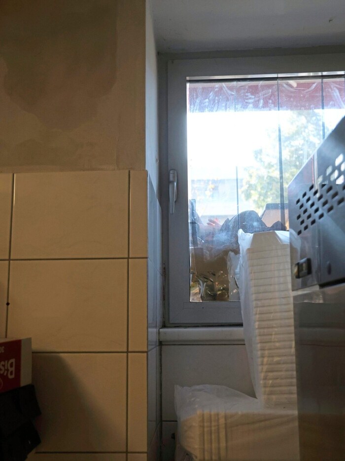 Ein Fenster wurde eingetreten oder aufgezwängt. Dann stieg der Einbrecher in den Eissalon ein.